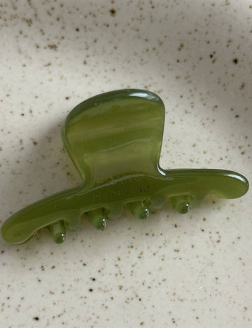 Glossy Hair Claw Clip – Simple, Secure & Perfect for Everyday Styling